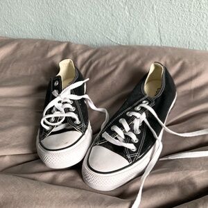 Black Converse low tops, women's 9/men's 7/eur 40